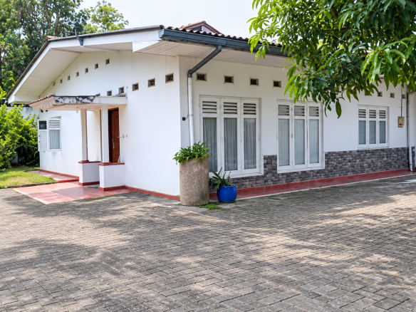 24-PERCH PRIME DEVELOPMENT LAND + HOUSE FOR SALE — NUGEGODA